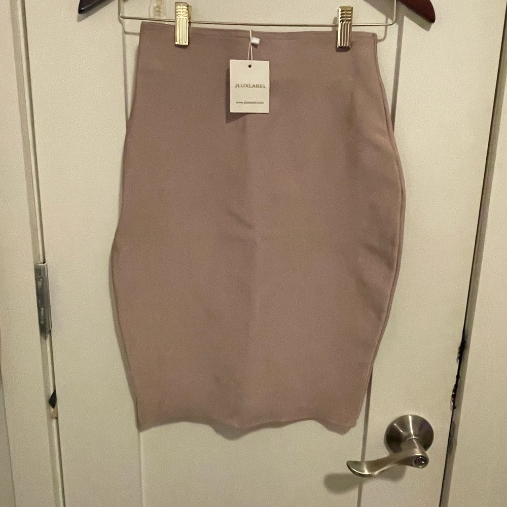 BNWT JLUXLABELSmall midi skirt